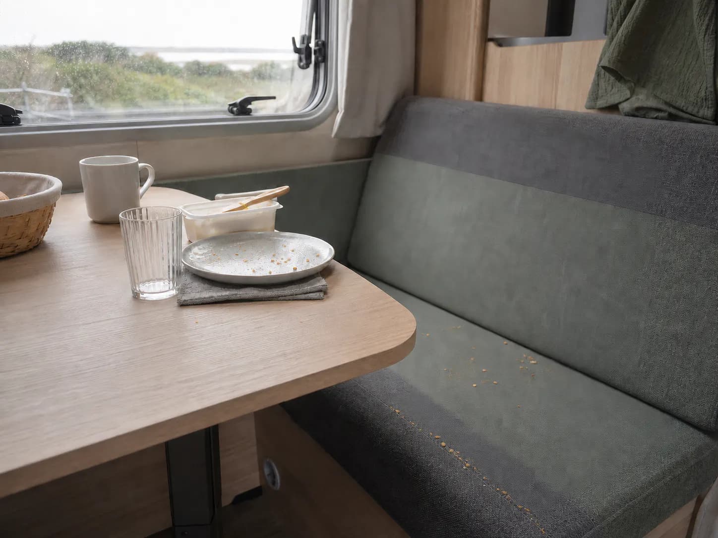 Pieni rikkaimuri asuntovaunun ruokailutilassa aamiaisen jälkeen