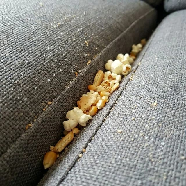 Muruja sohvatyynyjen välissä